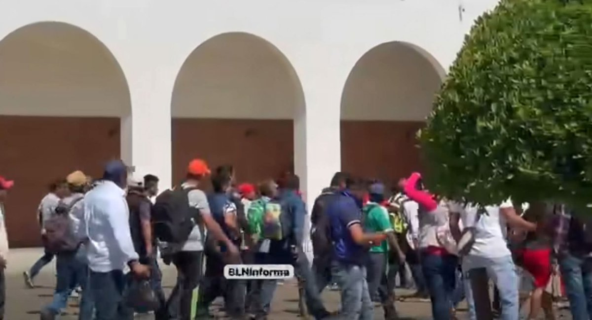 Despierta_Oax's tweet photo. 🚨 Violencia en #Ixtaltepec.

Pobladores de Chivichuyo irrumpieron en el Palacio Municipal tras arribar en al menos 13 camionetas, armados con palos y bates.

⚠️ Situación tensa en la zona. #Oaxaca #Istmo https://t.co/Xa0cqEblI2