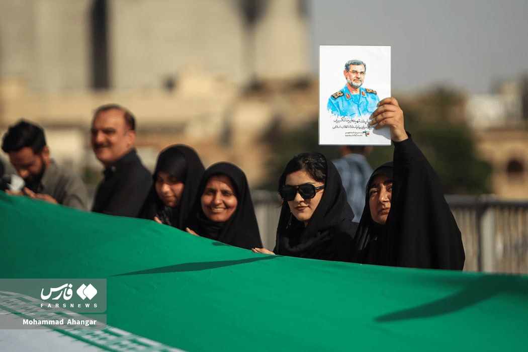 ME_Observer_'s tweet photo. ⚡️ New photos.. Large numbers of Iranians gather at major bridges, after US-Israeli threats to bomb them. https://t.co/lB2hFAA0PS