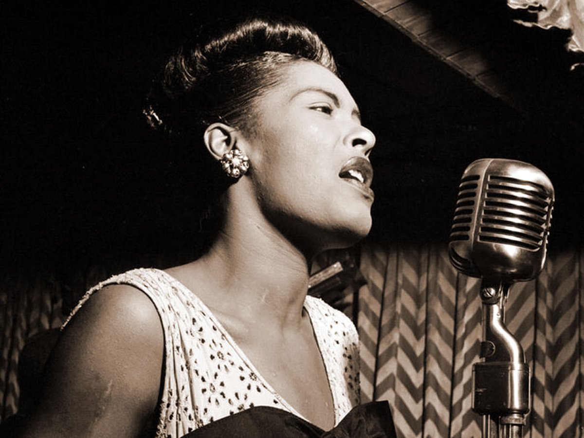 Billie Holiday,una delle più grandi interpreti del 900 si spegneva il 17 luglio del 1959, a soli 44 anni.
Eleanora Fagan nasceva a Philadelphia il 7 aprile del 1915.