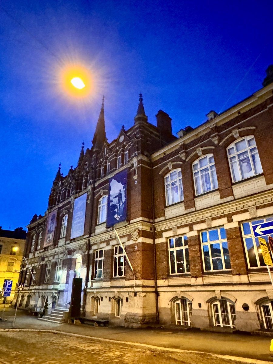 BSapag's tweet image. Walking home past the Neo-Gothic Design Museum in #Helsinki is such a vibe. 🌙✨

#Finland