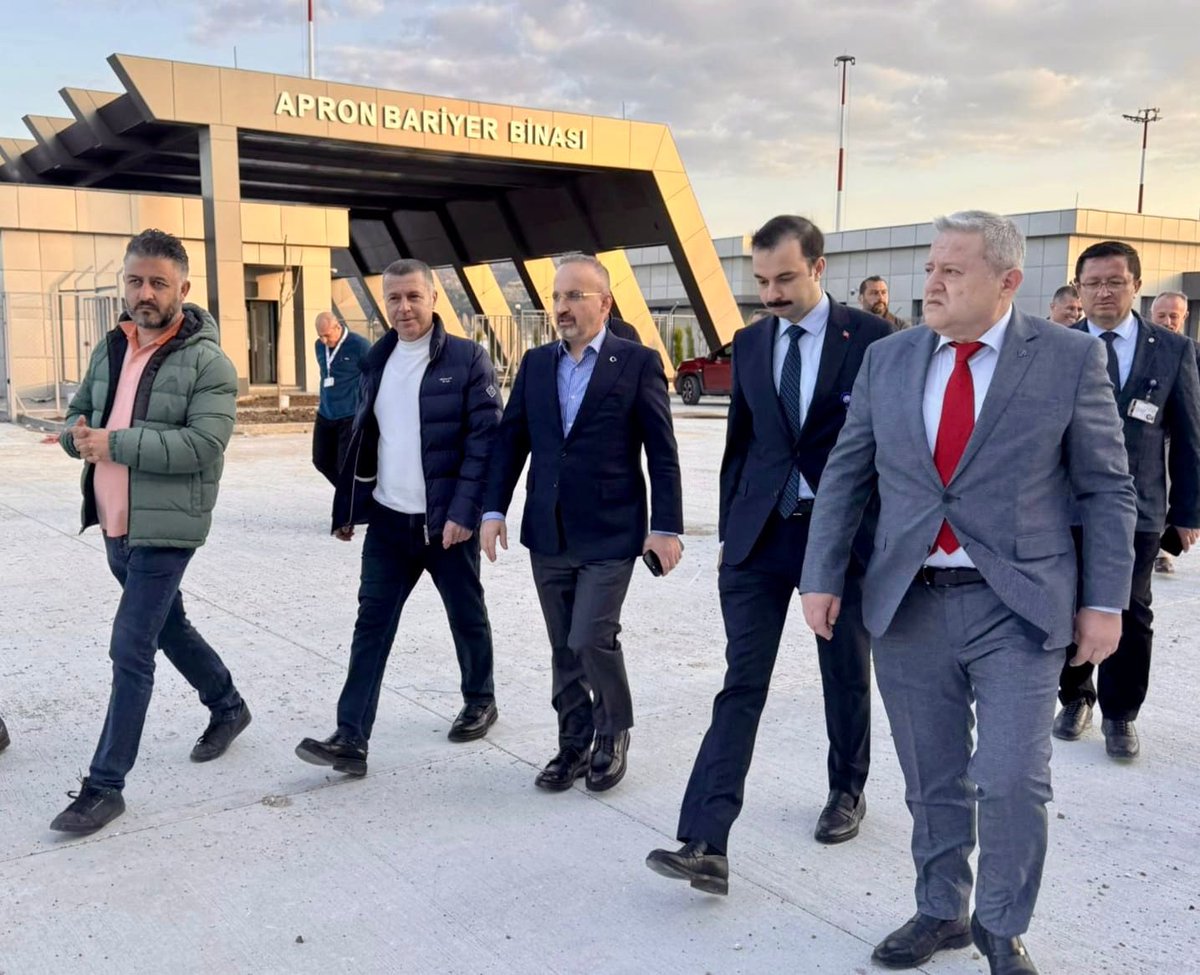 AKPARTICKALE17's tweet photo. MKYK Üyemiz Sn. @NaimMakas, Vali Yardımcımız Sn. Aydın Abak, Havalimanı Müdürümüz Sn. Ali Ünde ve İl Yönetim Kurulu üyelerimizle birlikte yerinde inceledik.

Uçak park alanlarından giriş-çıkış noktalarına,

+ https://t.co/omu7X4w8DV