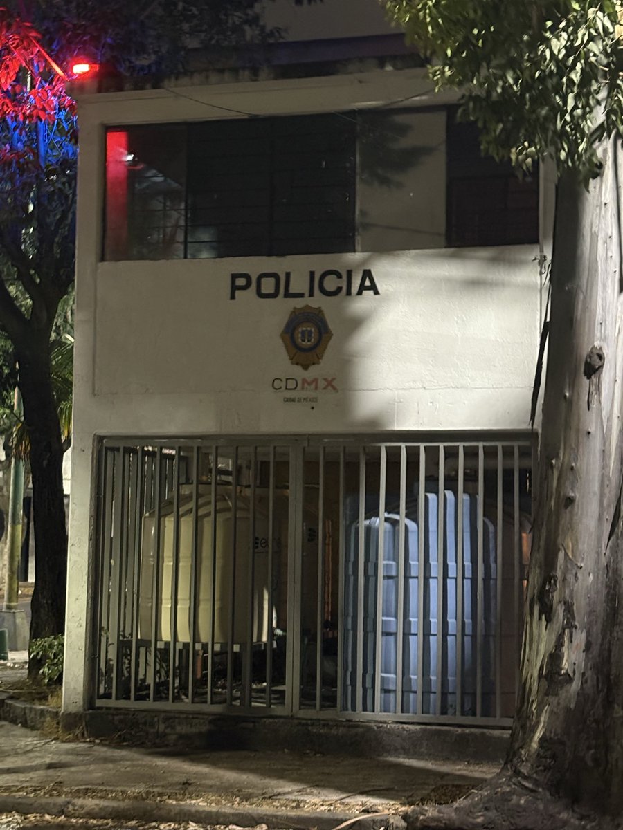 batmanzano's tweet photo. Alcalde @giogutierrezag en el #parque ubicado en la calle de Padilla Aragón y Delta en #coyoacán seguimos con el módulo de #policia inhabilitado. Hay robos en casa habitación y el parque. Pedimos su apoyo inmediato. 
@Alcaldia_Coy @SSC_CDMX @CazaBots4 

#cdmx #alerta https://t.co/6GGEawiRv6