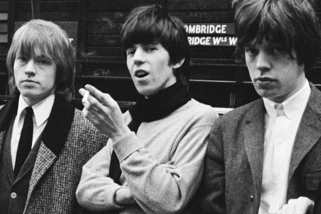 1962-Durante l'Ealing Jazz Club, a Ealing, nella zona ovest di Londra, Mick Jagger e Keith Richards hanno incontrato Brian Jones per la prima volta. Jones si faceva chiamare Elmo Lewis e suonava la chitarra con il cantante Paul Jones, che si esibiva con il vero nome di P.P. Pond.