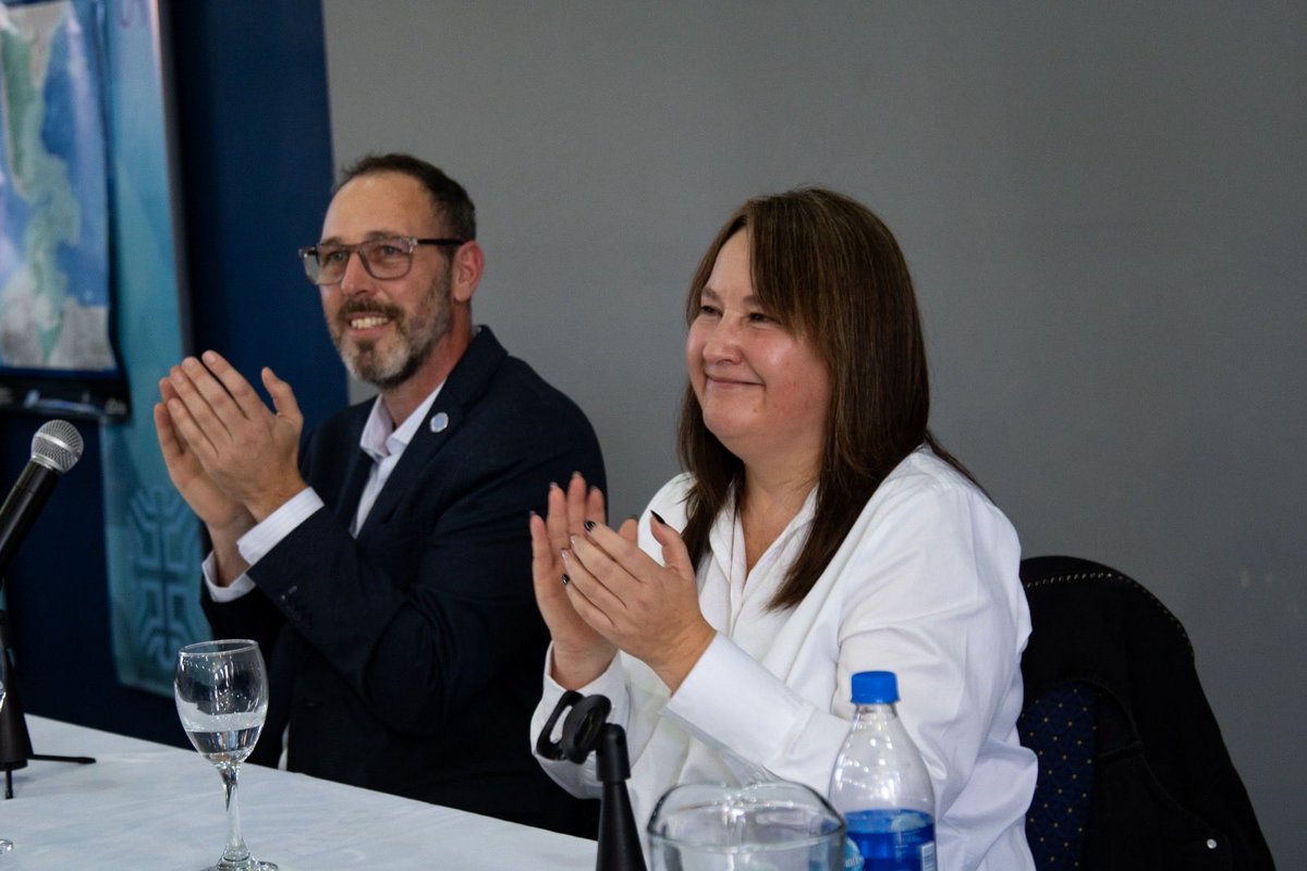 futurounco's tweet photo. “Venimos a consolidar la universidad del futuro”
 
La lista FUTURO UNCo que encabezan Christian Lopes como candidato a rector y Lorena Higuera a vicerrectora, lanzó la campaña con un acto en el Salón Azul de la Biblioteca de la sede central de la UNCo. https://t.co/TOeNPdikqY