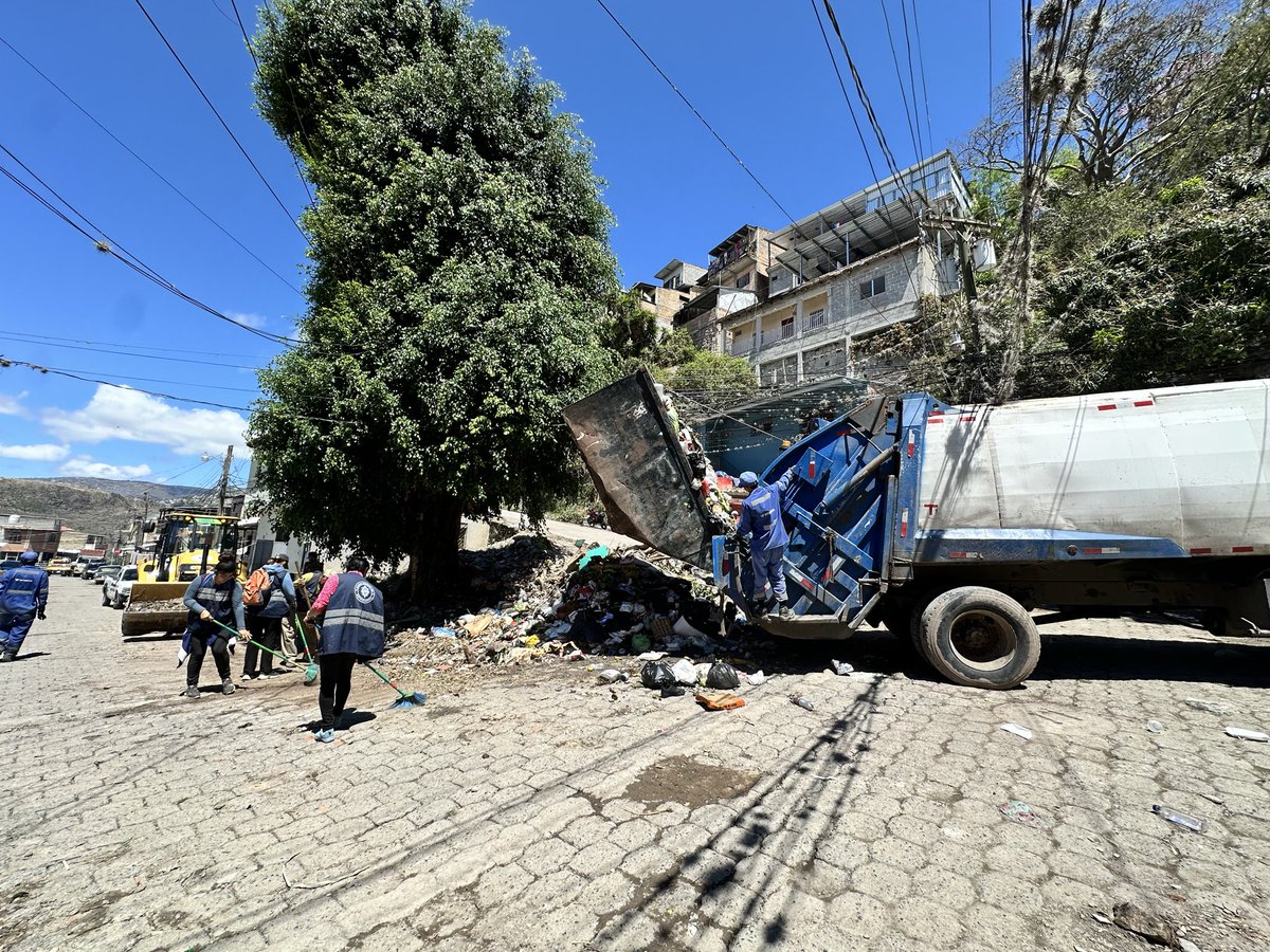 amdc_verde's tweet photo. Atendimos una denuncia ciudadana en la subida a la colonia El Picachito, donde intervenimos un punto crítico que afectaba a la comunidad.

¡Ahora tu ciudad más limpia! https://t.co/N5BsmBETwo