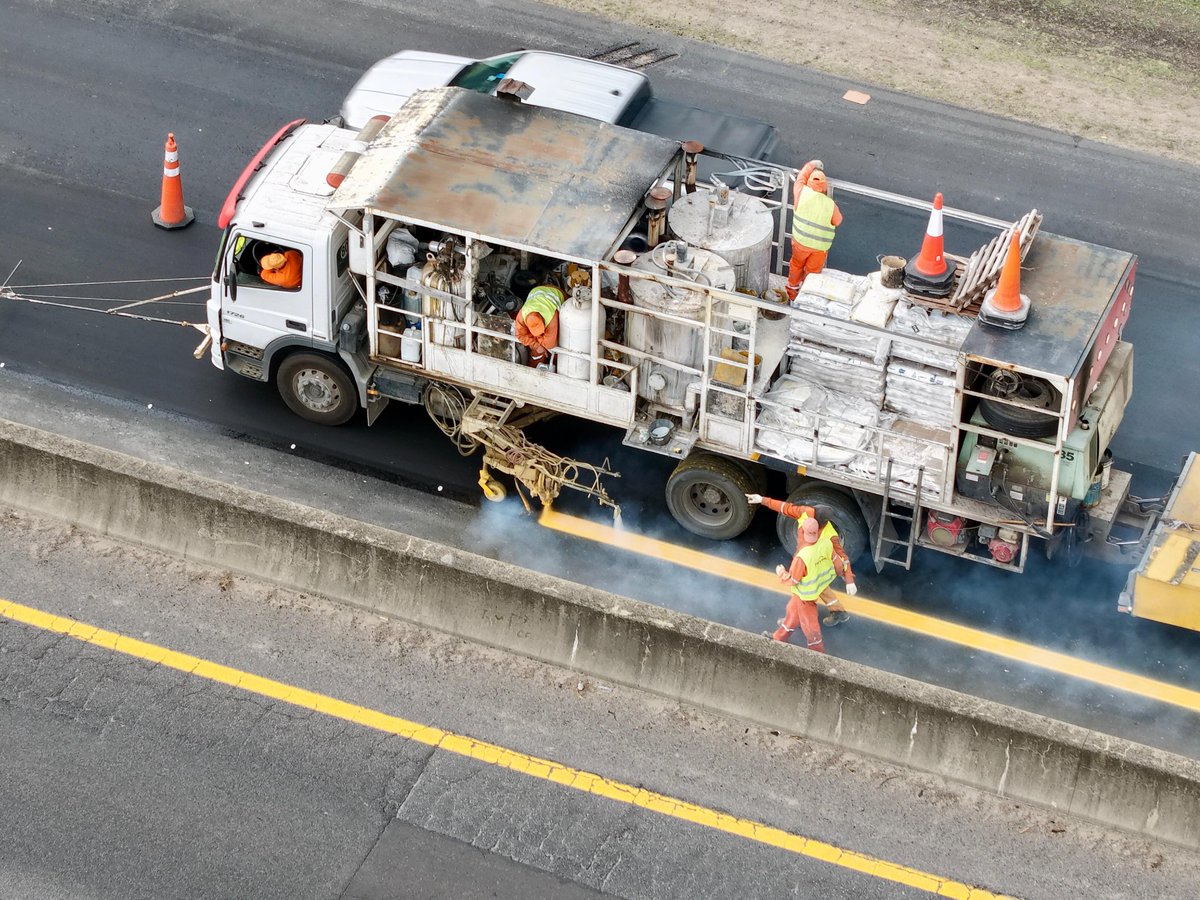 🛣️🚧 Obras para la Autovía 6️⃣ 

Un paso clave: 23 oferentes se presentaron a la Licitación Pública para ejecutar obras de mantenimiento en una de las autovías más estratégicas de <a href="/BAProvincia/">Gobierno PBA</a>.

👉 Se realizarán demarcación por tramos, nueva señalización, colocación de defensas