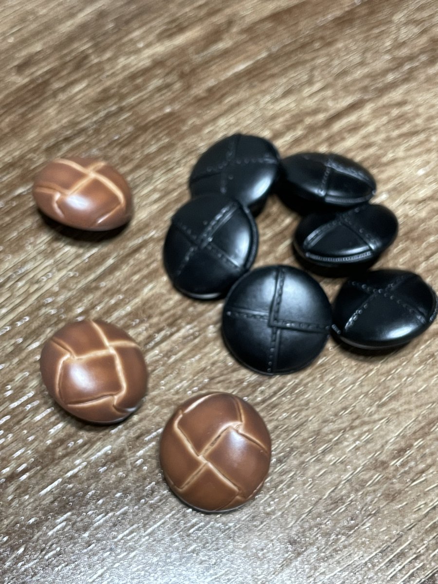 今は上手いことトルソーに掛かってるけど着崩れ不安なのでスナップ追加で入れるかなって思ったら大きめなの使い切ってしまっててて慌ててぽっちりした即日配送助かる🙏🙏🙏
あと今回使ったボタン🔘丸っこくて可愛い🩷しかも安かった😋