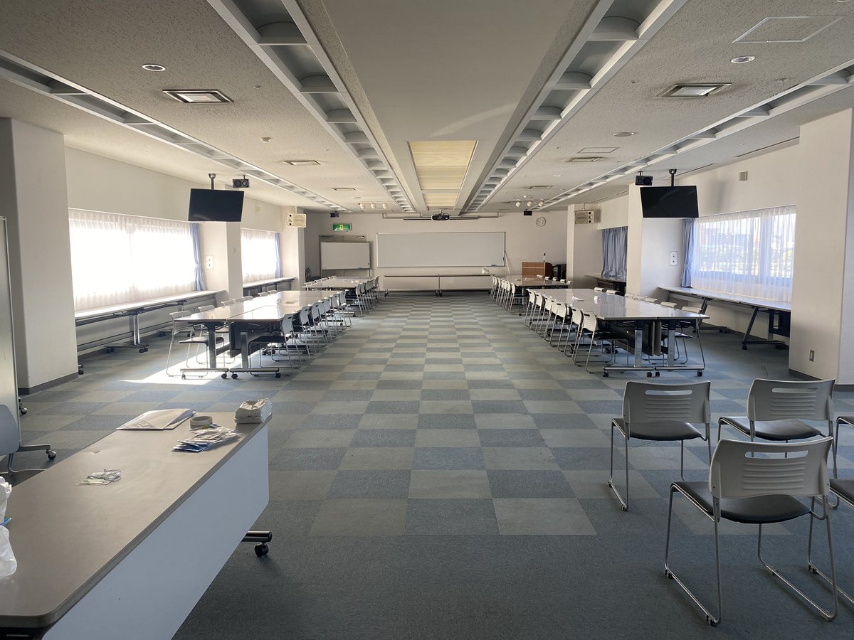 setoacjp's tweet photo. おはようございます！入学式を終え、第1クォーターが始まっています。一年生はホスピタリティ実習室で自己紹介を兼ねた名刺交換を実施して良い雰囲気。大講義室を見てみると午後からの新人歓迎会の準備が進んでいたので、賑やかになりそうです。 https://t.co/zs56s2dGJy