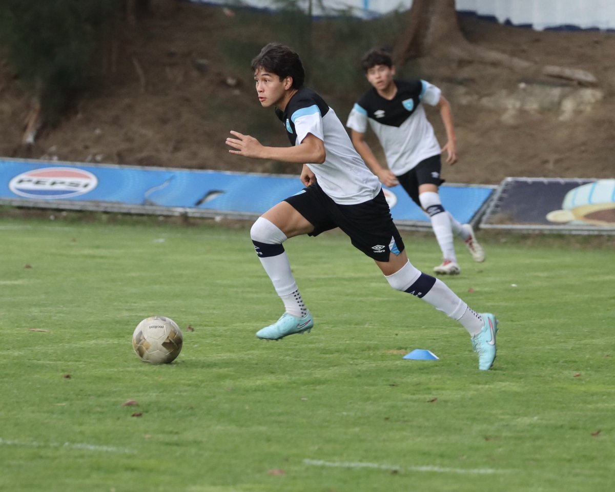 fedefut_oficial's tweet photo. ¡SEGUNDO ENTRENO COMPLETADO! ✅
La #SeleSub17 finalizó un día más de entrenamiento en las instalaciones del CAR-FFG.
#VamosGuate #VamosChicos https://t.co/4Z8iGFUnbc