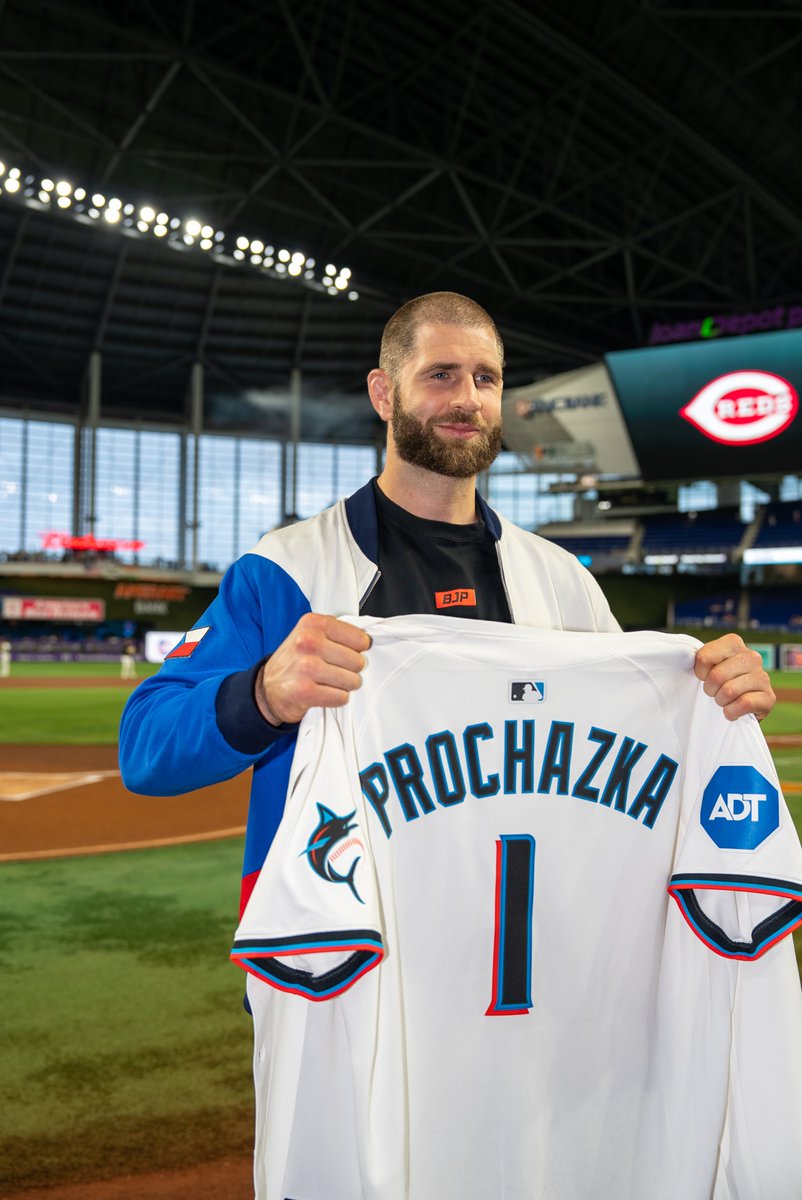 ufc's tweet image. Throwing out the first pitch during fight week ⚾️️

@Jiri_BJP had to catch some @Marlins baseball ahead of #UFC327!