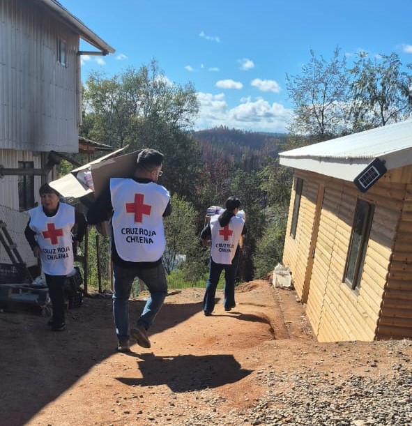 CruzRojaConce's tweet photo. El martes pasado, Cruz Roja Concepción llegó a Lo Tato con ayuda para la comunidad: agua, alimentos y kits de higiene. Seguimos acompañando a zonas afectadas por incendios, en coordinación con dirigentes locales para responder a sus necesidades más urgentes https://t.co/G8yPEWU1E7