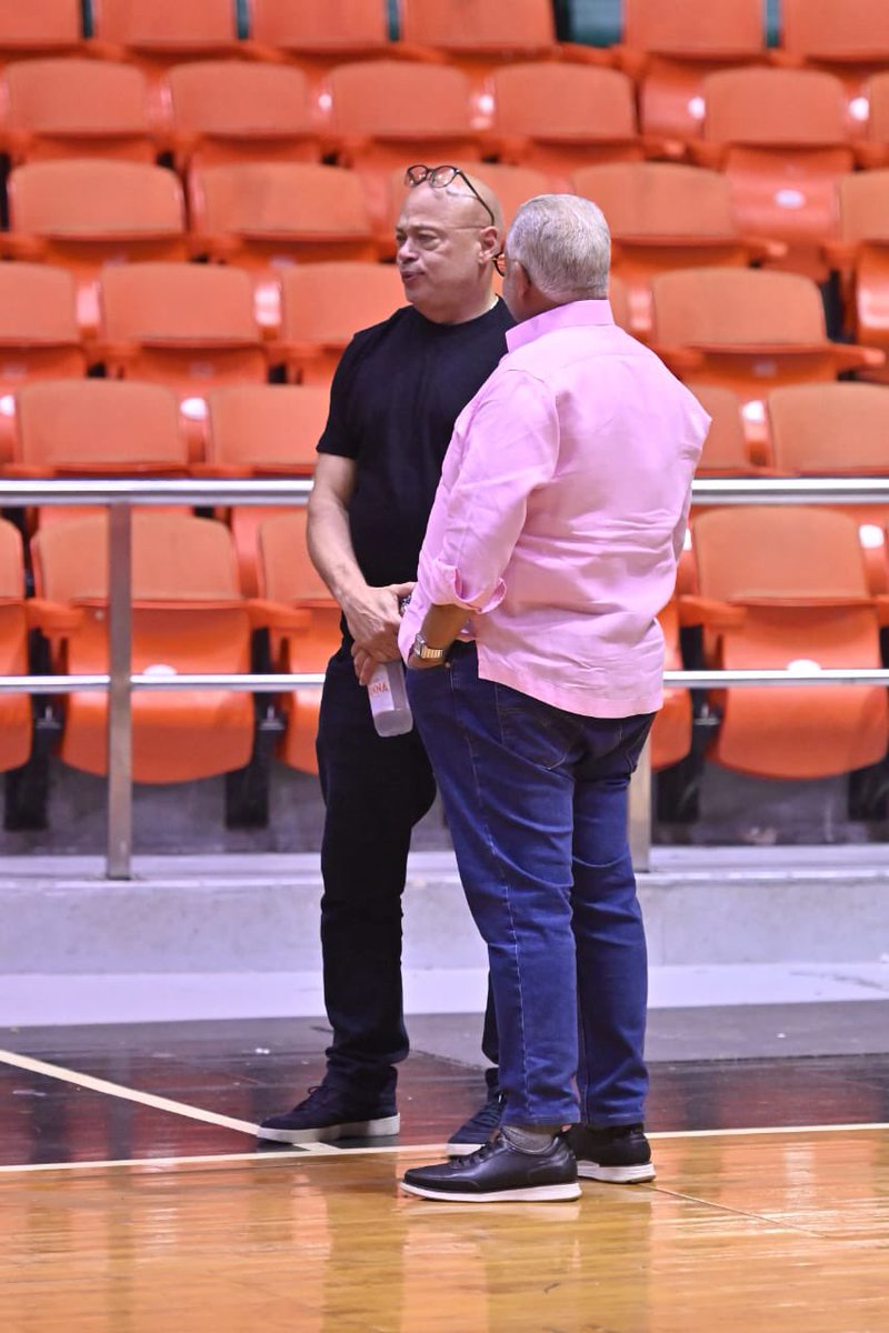 Los Metros de Santiago recibieron la distinguida visita del Sr. Joe Dunand, quien fue obsequiado con la chaqueta oficial de la temporada 2026 de manos de Rovin Rodríguez, presidente ejecutivo, y Juliana Ramia, miembro del comité directivo.

Dunand, figura reconocida en el ámbito