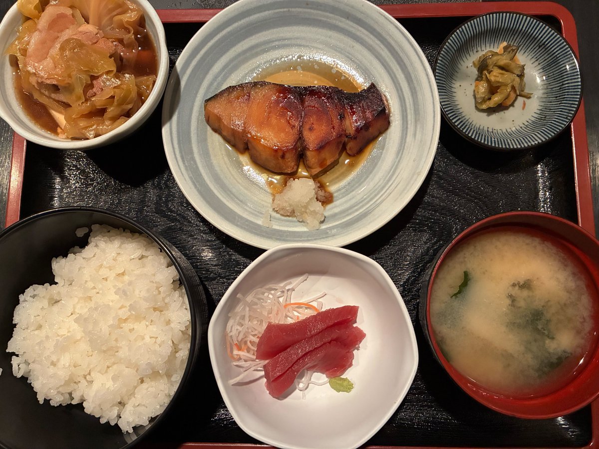lp_base's tweet photo. 虎ノ門ランチ企画🍙

「まごわやさしい」をもとに、栄養面も考えながら店舗周辺のランチを紹介します！

「和酒処　厨」
おなじみになりつつあるお店です。

◯さわらの照り焼き定食

食材はほとんど揃っているので、プラスして野菜を増やすことができると素晴らしいです！

＃虎ノ門 ＃ランチ ＃厨 https://t.co/CmjqGED2qz