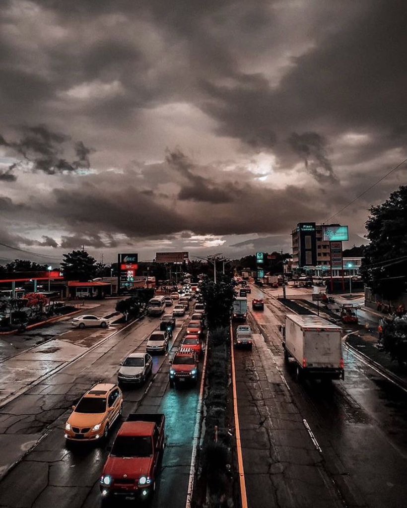 AntonioGon2315's tweet image. Hay días donde el cielo habla más fuerte que el tráfico. Una tarde gris sobre el Paseo Venecia que te obliga a detenerte un segundo y simplemente observar. ☁️🚗 #Soyapango #ElSalvador #Cityscape