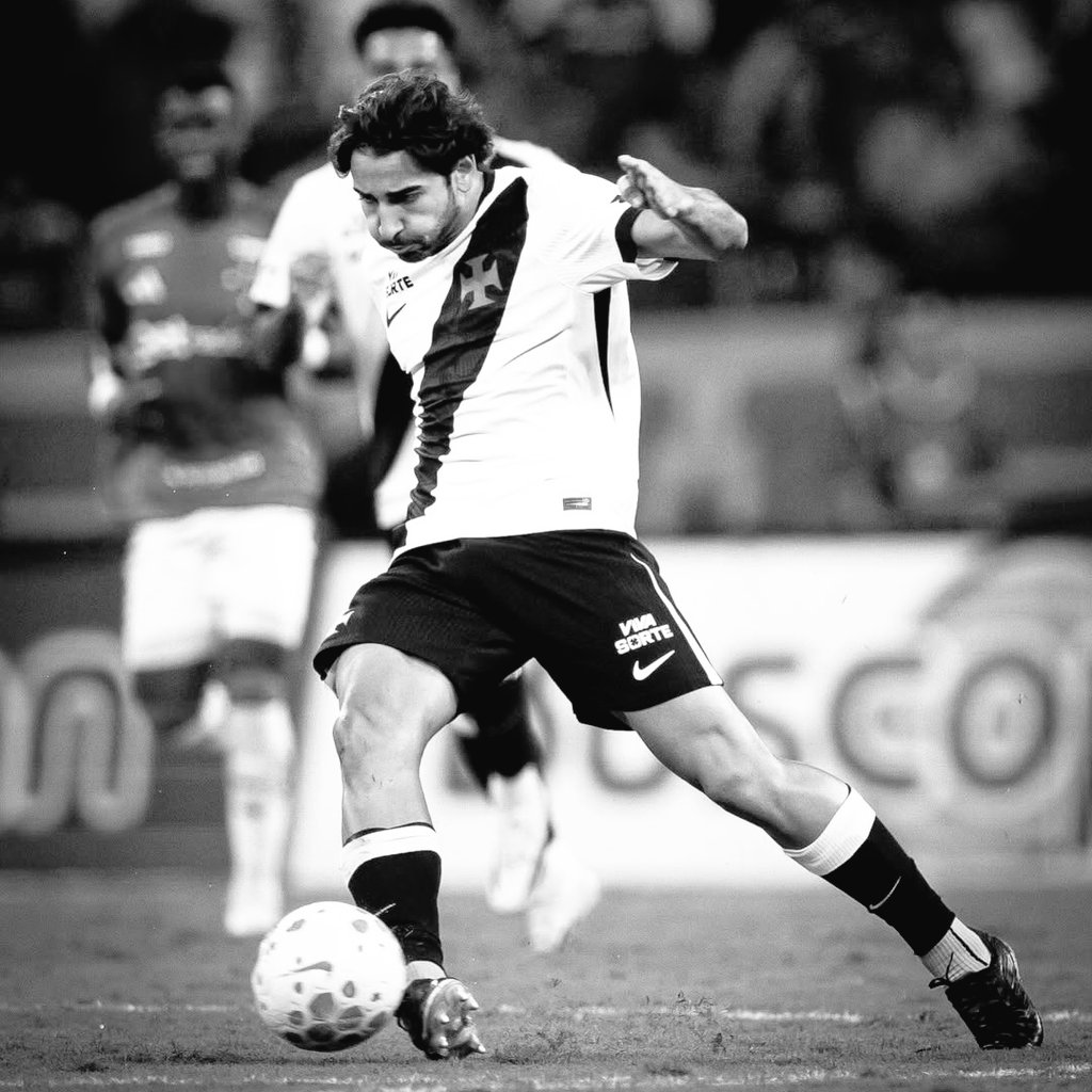 O adversário de hoje claramente não é parâmetro, então não cabe empolgação. Mas, dentro do que o jogo apresentou, JP foi uma das poucas notas positivas do Vasco, mostrando qualidade e boa leitura com a bola.

📷 Matheus Lima / Vasco