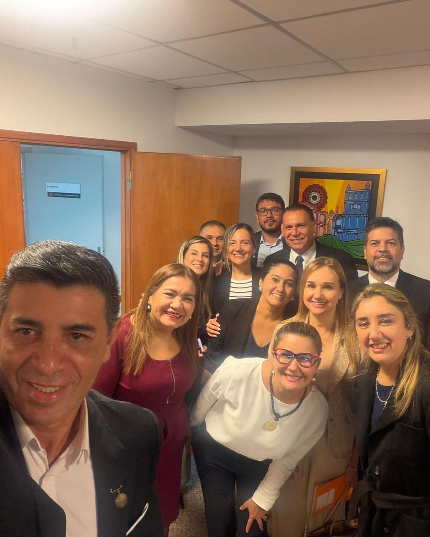 Con el Pte del CM, Gerardo Bobadilla, el Director de la Escuela Judicial, las muy amables funcionarias de la entidad, la Dra Avelina Torres y Mirtha y Gerardo, compañeros del Despacho, en la previa de la clase de Razonamiento Probatorio del día de hoy.