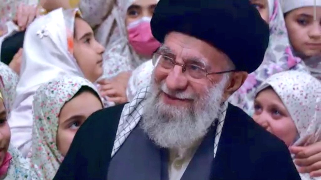 در عزاداری او رسمِ چهل روز کم است!
ياد چشمش همه ی عمر، سيه پوشم كرد...
#لبيك_يا_خامنه_ای‌