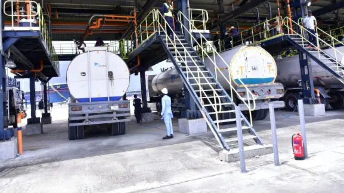MobilePunch's tweet photo. 𝐃𝐚𝐧𝐠𝐨𝐭𝐞 𝐫𝐞𝐟𝐢𝐧𝐞𝐫𝐲 𝐫𝐚𝐢𝐬𝐞𝐬 𝐩𝐞𝐭𝐫𝐨𝐥 𝐭𝐨 𝐍𝟏,𝟐𝟕𝟓, 𝐝𝐢𝐞𝐬𝐞𝐥 𝐧𝐨𝐰 𝐍𝟏,𝟗𝟓𝟎 

https://t.co/sE9o3MBs7A https://t.co/O7okfnzuGK