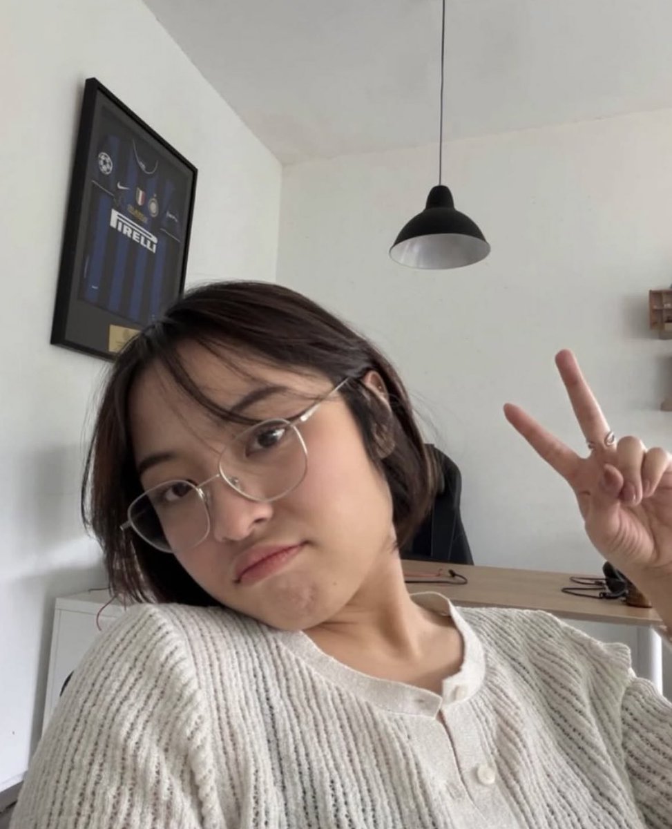 Potret terbaru dari Bernadya dengan Jersey Inter Milan yang menjadi latar belakangnya.