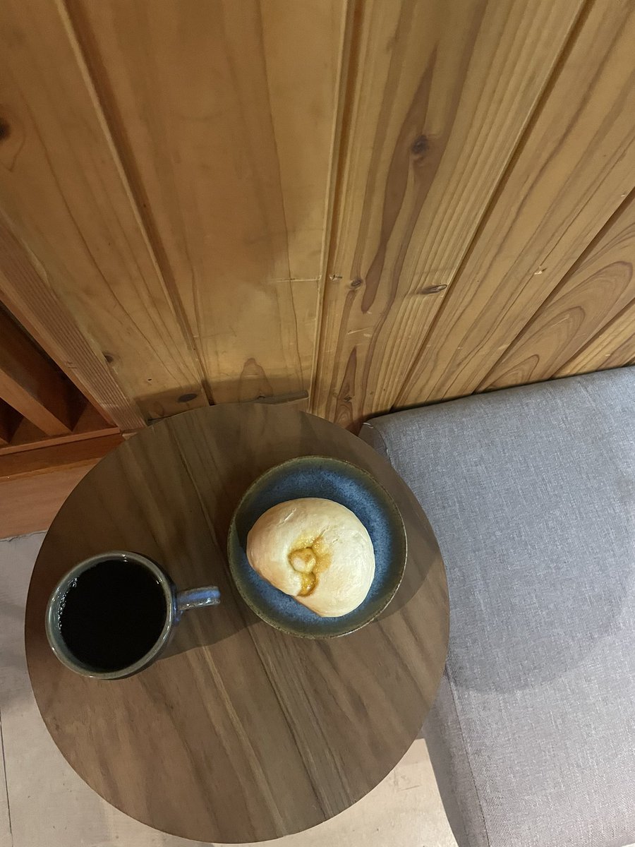 ponkotsudrip's tweet photo. 実は新卒、すぐに辞めました。

秋田の片隅で、ばあちゃんと母と暮らしながら、コーヒースタンドを3店舗やっている36歳です。

地方から東京に出て、好きなブランドの営業職につきました。45歳まで働いて、経験を積んで、地元に戻ってカフェをやる。
ちゃんと“正しい人生設計”をしていたはずでした。
でも、入社してすぐに気づきました。
自分は、全然仕事ができない。
周りはできる人ばかりで、毎日ポンコツ扱い。
ホワイト企業で、時間も余裕もあるはずなのに、なぜか自分だけが苦しかった。
結局、「秋田でカフェやります」と言って、
すぐに会社を辞めました。
でも、本当に始めたのは、そこから10年後です。
遠回りどころじゃないくらい、迷いました。
東京で働き続けて、無理を重ねて、最後は体も心も壊れました。

新社会人のみなさんへ。
最初に入った会社で、うまくいかなくても大丈夫です。
すぐ辞めても、
遠回りしても、
一度止まってもいい。

むしろ、その“ズレ”に気づけたことが、あとで自分を助けます。
人生は、きれいな計画通りには進みません。
でも、ちゃんと自分に合う形で、つながっていきます。

僕は10年かかりました。
それでも今、秋田でコーヒー屋として、社会とつながり始めてます。

だから焦らなくていい。
うまくやることより、
自分を見失わないこと。
それだけで、十分だと思います。

私は、ぽんといいます。
「ポンコツ」から、ぽんと名付けました。
