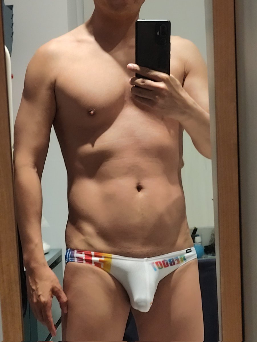 TPE_174_71's tweet photo. 白色就是百搭。
這款REBOOT白底配上類彩虹漸層的配色，是不是更活潑好看？
#EGDE https://t.co/0d9PYcPD4K