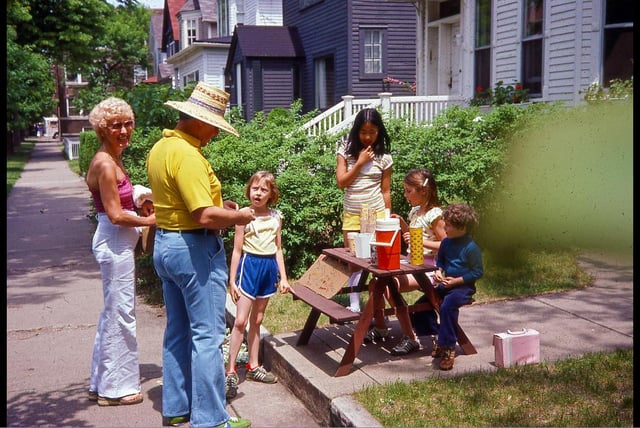vintagestuff4's tweet image. Kids selling lemonade on summer, 5c the cup
1979