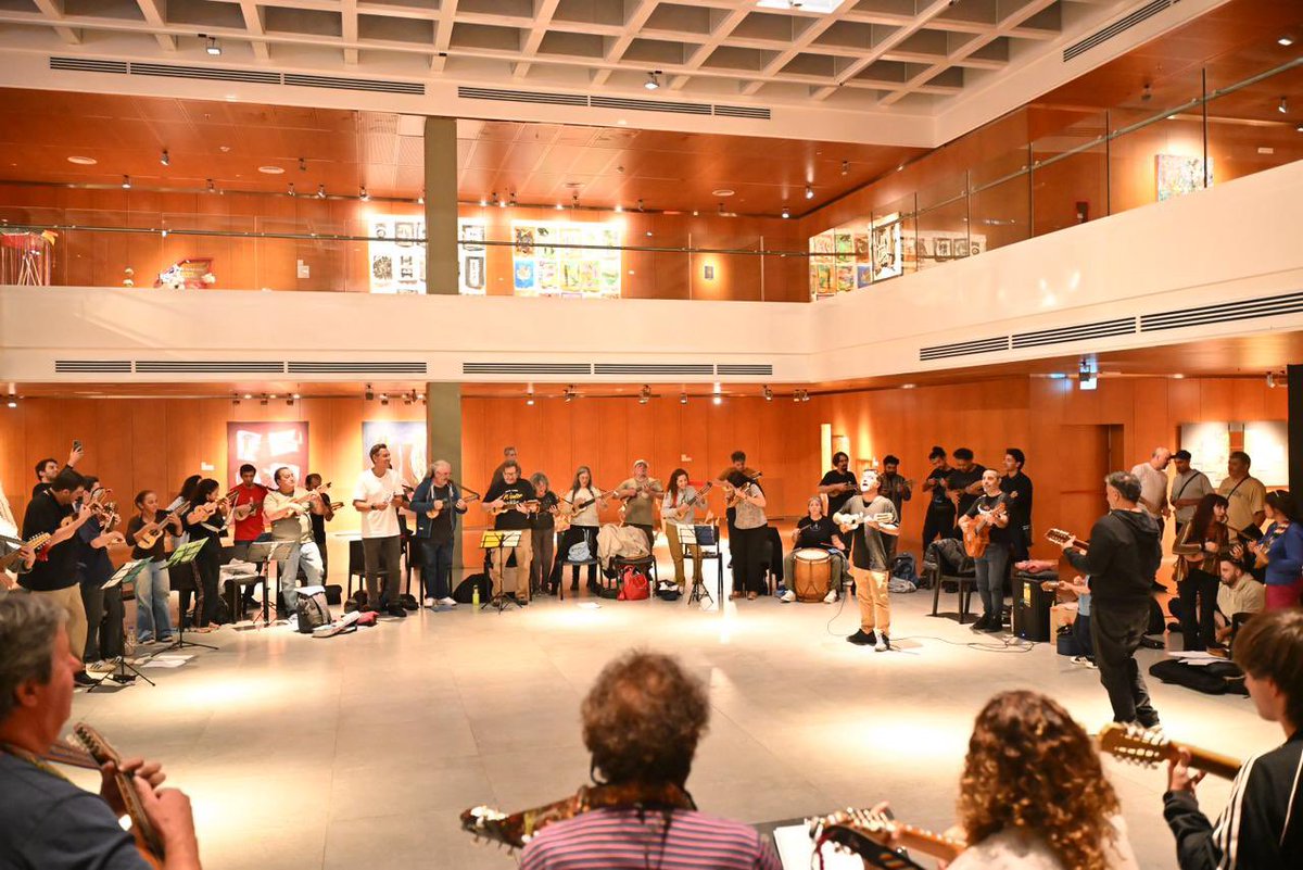 JUNTO AL CLUB DEL CHARANGO, CULTURA E IDENTIDAD DE NUESTRA PROVINCIA

La Fundación del Club del Charango nuclea a músicos de toda la provincia, que se juntan a tocar en grupo música de nuestras raíces. Organizan festivales, desfiles y actividades culturales en la capital y en