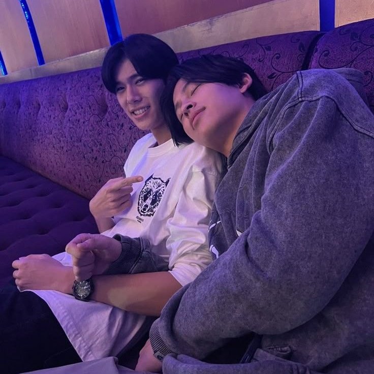 alldayville's tweet photo. #PondPhuwin au: 

Onde seis meses sem se falar depois de uma situationship que acabou sem explicação. quando surge o show do bts, phuwin vê a chance perfeita: cria um fake do V só pra falar com pond de novo usando os ingressos como desculpa pra irem juntos. https://t.co/IX5M4yX5ka