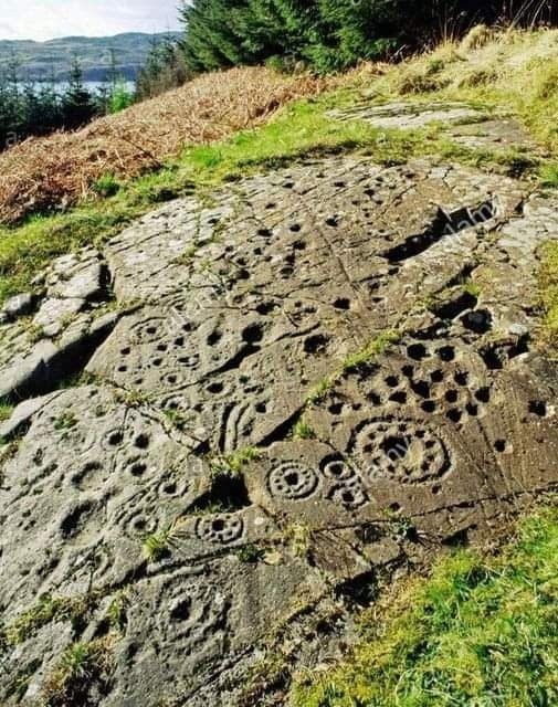 🚨 Scotland buried its finest prehistoric rock art and left it underground for 50 years

The Cochno Stone is a 13 metre slab near Glasgow, carved with over 90 symbols dating back 5,000 years. 

Their meaning has never been explained.

🔹Footprints carved with four toes