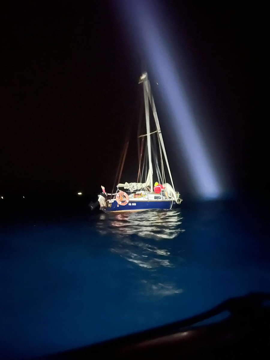 CruzRojaRMurcia's tweet photo. Atendemos a petición de @salvamentogob movilizada LS Moraga, para asistir a un velero de bandera Polaca, 7 metros de eslora con un 1PAX al NW de Isla Grosa. #LaMangaNorte
Lo remolcamos y fondea en El Estacio
#PlanCopla
#emergencias112RMurcia
#voluntariado
@CRE_Emergencias https://t.co/iJbnSgDx4L