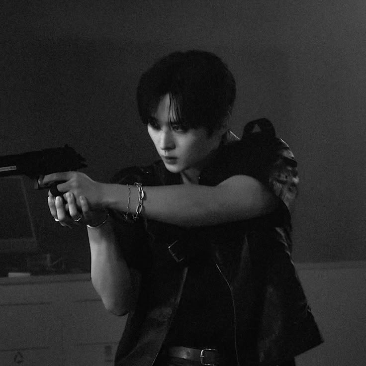 kizuna | au hyunho

hjn es un vampiro original que quiere destruir a su propia familia. incapaz de matarlos por la magia que los protege, finge un matrimonio con mnh, un cazador de vampiros letal. un arma útil.

se odian, pero se necesitan y enamorarse no estaba en sus planes.