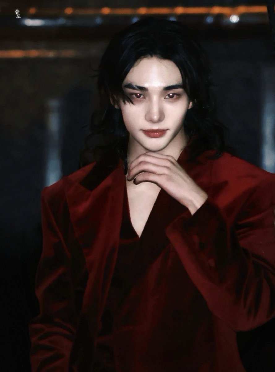 httpsporang's tweet photo. kizuna | au hyunho

hjn es un vampiro original que quiere destruir a su propia familia. incapaz de matarlos por la magia que los protege, finge un matrimonio con mnh, un cazador de vampiros letal. un arma útil.

se odian, pero se necesitan y enamorarse no estaba en sus planes. https://t.co/I1YUxnd9ud