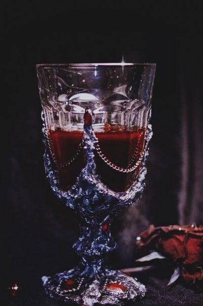 httpsporang's tweet photo. kizuna | au hyunho

hjn es un vampiro original que quiere destruir a su propia familia. incapaz de matarlos por la magia que los protege, finge un matrimonio con mnh, un cazador de vampiros letal. un arma útil.

se odian, pero se necesitan y enamorarse no estaba en sus planes. https://t.co/I1YUxnd9ud