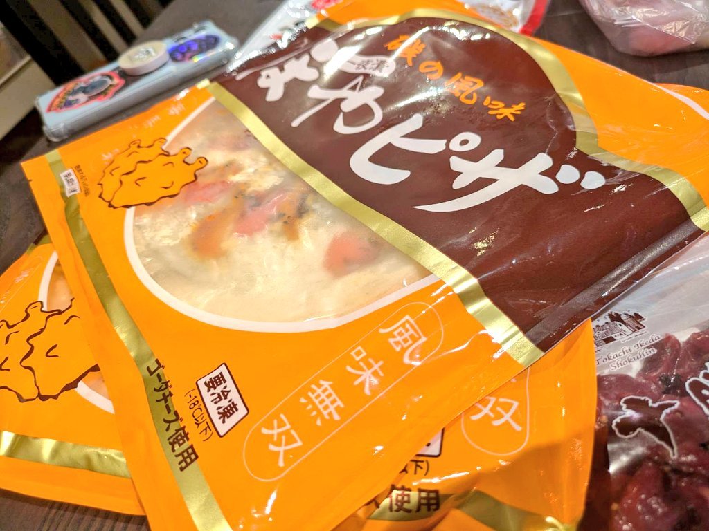 takamine164's tweet photo. 友人宅飲みのネタに、御徒町の吉池で以前から興味のあったほやピザとお魚の生ハムを購入ー！
ほやピザは磯の香り豊かなアンチョビかシラスって感じで意外と食べやすくて好評でした。

生ハムはサーモンとびんちょうっぽいやつは塩気控えめながらこっちもめちゃうま味でしたよー

#4月8日はホヤの日 https://t.co/oqHEWP5rbK