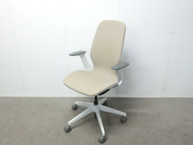arigatouya_kns's tweet photo. おはようございます。     
本日は昨日新橋店に入ってきたOAチェアをご紹介！！   【Steelcase SILQ ／OAチェア 】  
販売価格：46,200円（税込）  
座り心地抜群！ 是非店舗に
#中古オフィス家具 #オフィス家具 #イトーキ #オカムラ #コクヨ #ナイキ #ウチダ #プラス #ライオン #Steelcase #イトーキ https://t.co/M8FcVnQFca