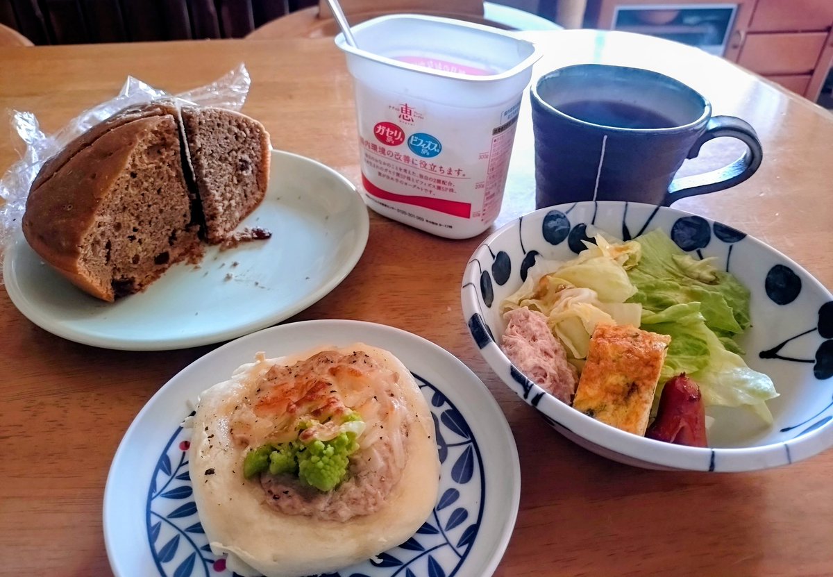 おはようございます☀
朝からラグ、デカいビーズクッションの上に吐かれちゃって大変
☀でよかったと思いながら洗濯

娘が米粉、豆腐で惣菜パン作ってくれました。美味し😋
お仕事だぁ
今日も頑張りますか
#朝ごはん