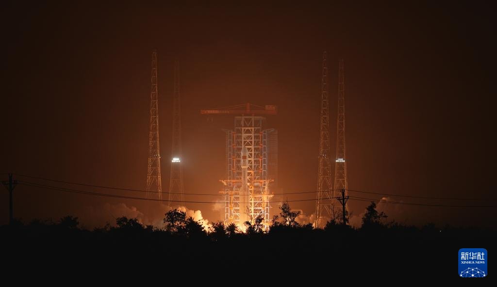 PDChinese's tweet photo. 【中國成功發射千帆星座第7批組網衛星】4月7日21時32分，長征八號運載火箭在海南商業航天發射場以“一箭十八星”方式，將千帆星座第7批組網衛星送入預定軌道，發射任務獲得圓滿成功。 https://t.co/eSIET4jnry