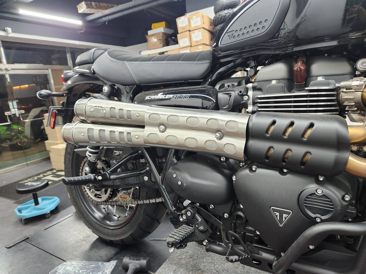 motang567234's tweet image. 내 스크램블러는 작업 즁..
시즌이 시작되었지만
취향에 맞춰 이것저것 손보느라..
아직 나는 시작 전...흙흙

#scrambler900 #triumph #custom