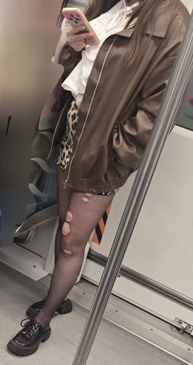 tl8588873's tweet photo. 最近素材有点多，慢慢更吧，先看这个破碎黑丝，看样子是大学生无疑，我当时看到这个黑丝我以为是勾坏了，但是我觉得这个应该是一种破碎风格，腿型不错，配上豹纹短裙和白衬衫，很有性张力了！#南京 #地铁 #黑丝 https://t.co/6A0Mnm0Oer
