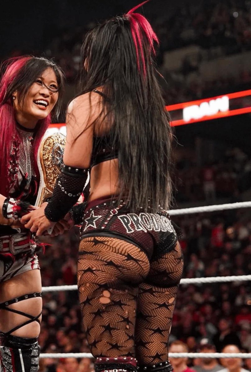 wweazz's tweet photo. Roxanne https://t.co/d7JAEreotb