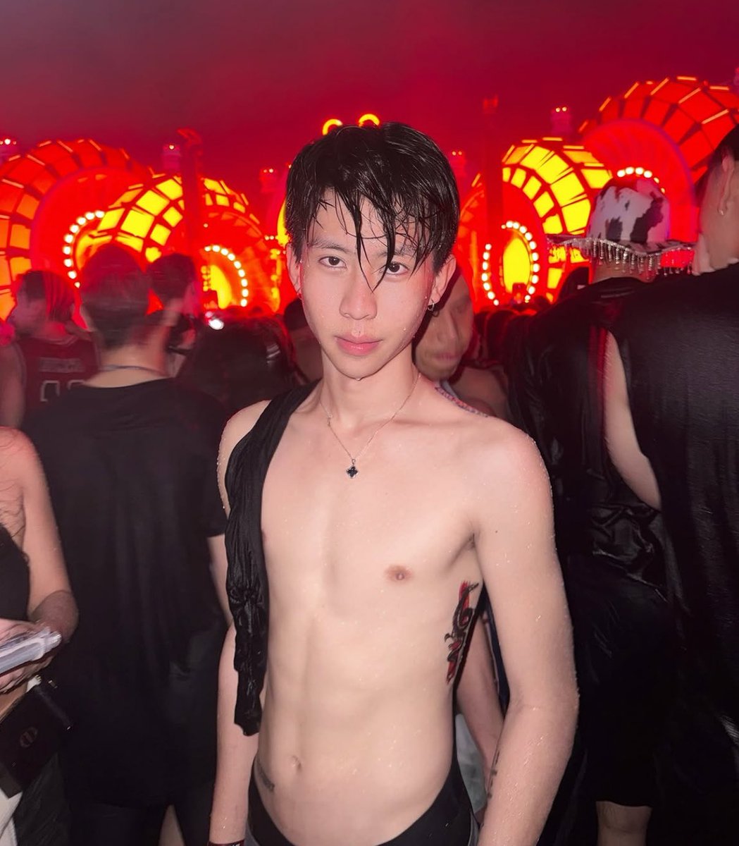 callmePhoeniix's tweet photo. สงกรานต์ปีที่แล้ว โสด .. 
ส่วนปีนี้ โสดแถมเสว ละกัน 💦🫣 https://t.co/8SwtnchbRb