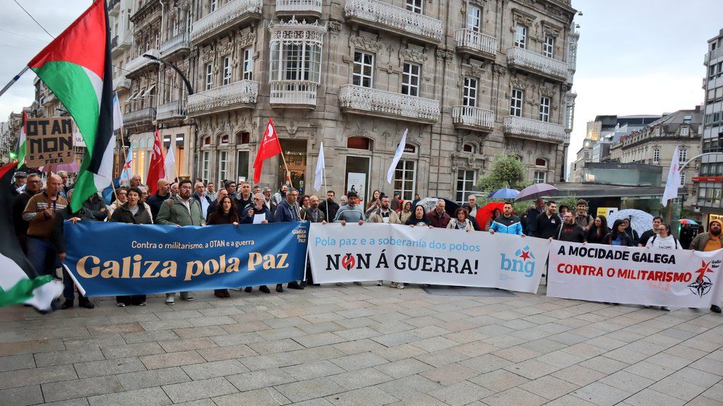 gzcontraaotan's tweet image. Mentres os asasinos e xenocidas ameazan con apagar civilizacións enteiras, localidades de toda Galiza mobilizáronse pola paz e contra a guerra imperialista, denunciando a extensión das súas consecuencias e a impunidade dos criminais. #GalizaPolaPaz
📸 #Compostela, #Vigo, #Ourense