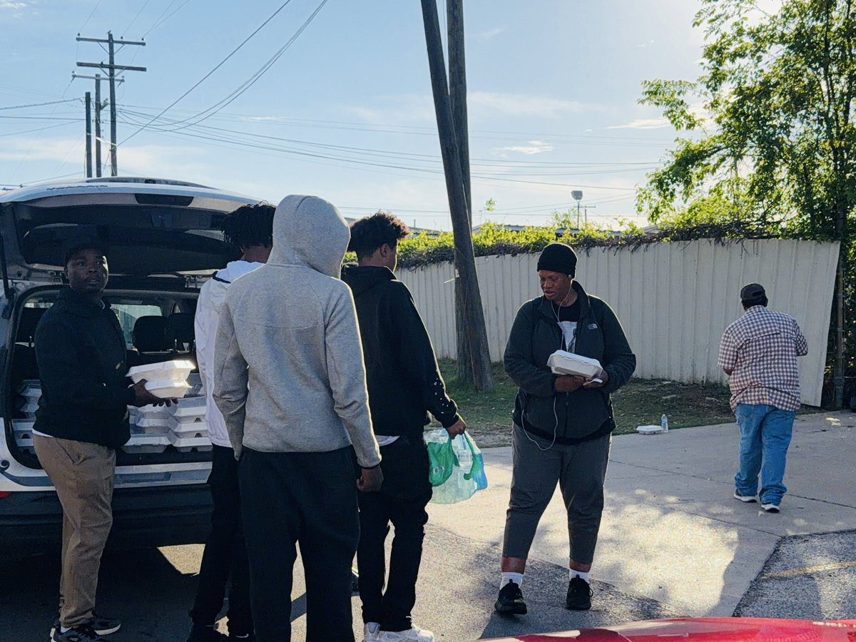 DevineMentors's tweet photo. This Easter, we didn’t just celebrate… we gave back. 🙏🏾❤️

Over 100 meals went out through Devine Mentorship, and every single one was made with love.

Big shoutout to Chef Ty for showing up and blessing the kitchen 👨🏾‍🍳🔥

Moments like this remind us It’s bigger than us. https://t.co/79NiZkzPNx