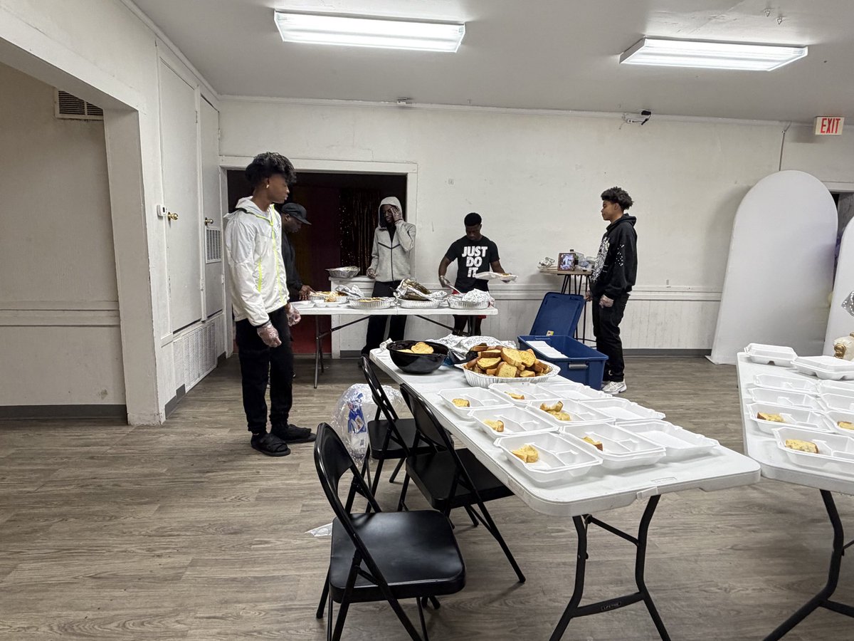 DevineMentors's tweet photo. This Easter, we didn’t just celebrate… we gave back. 🙏🏾❤️

Over 100 meals went out through Devine Mentorship, and every single one was made with love.

Big shoutout to Chef Ty for showing up and blessing the kitchen 👨🏾‍🍳🔥

Moments like this remind us It’s bigger than us. https://t.co/79NiZkzPNx