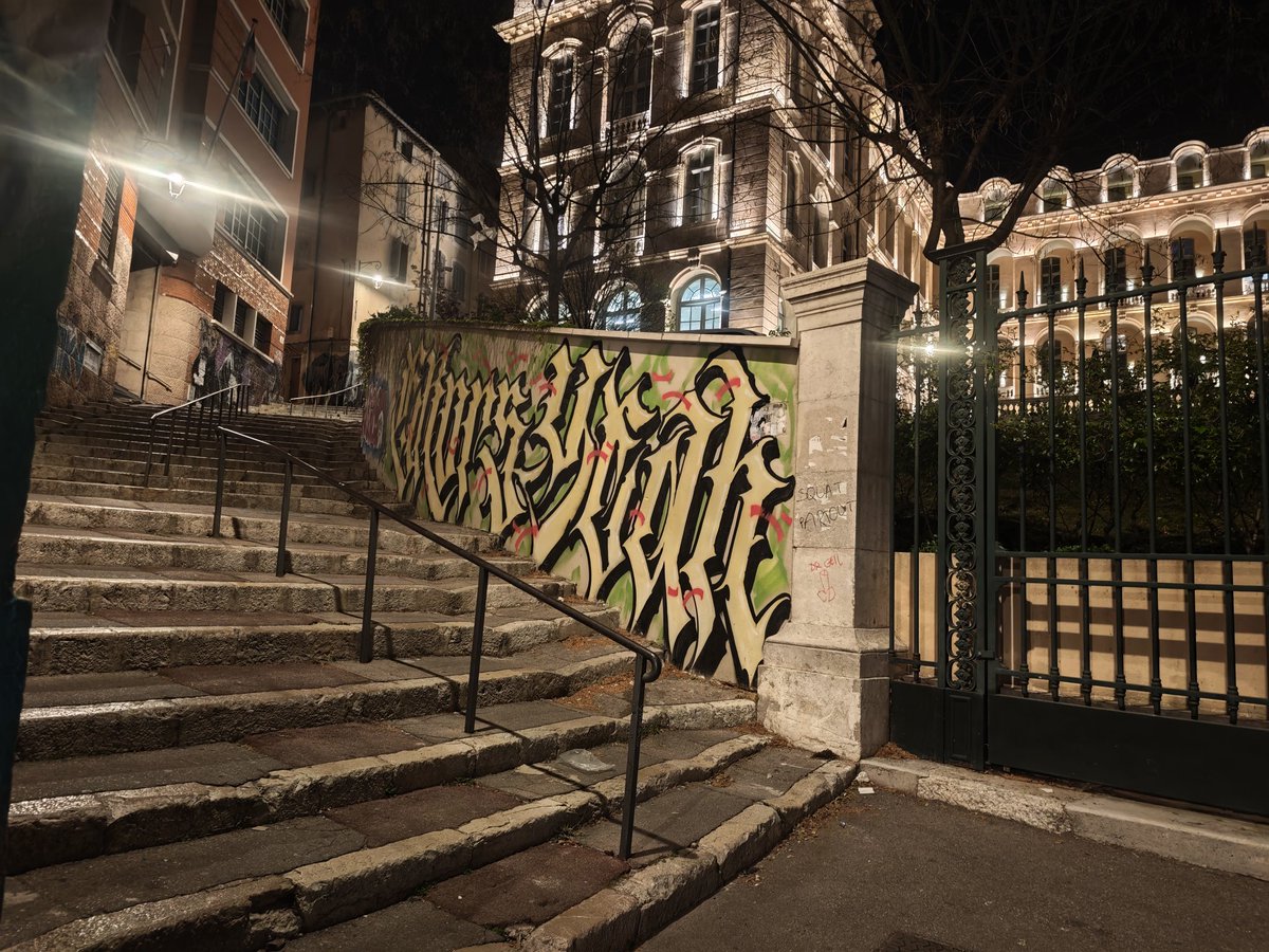 Marseille respire la rue, même sur ses murs.
Entre couleurs brutes et messages cachés, le street painting transforme chaque coin en œuvre vivante.
Le graffiti ici, c’est pas du vandalisme… c’est une signature, une voix, une histoire.

#Marseille #StreetArt #Graffiti #ArtUrbain