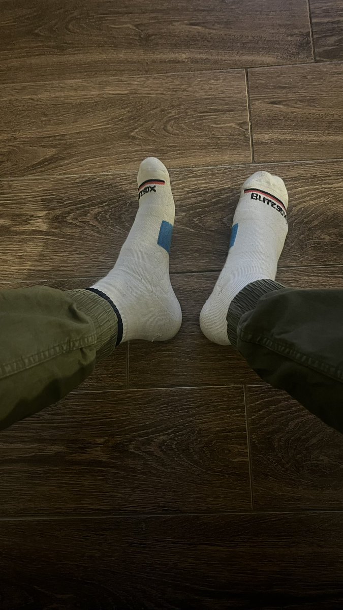 RT, if I'm to be your guest! Take off my #shoes and let the #smell permeate the entire room! I'll put my #feet up on your table and you can $erve  me!