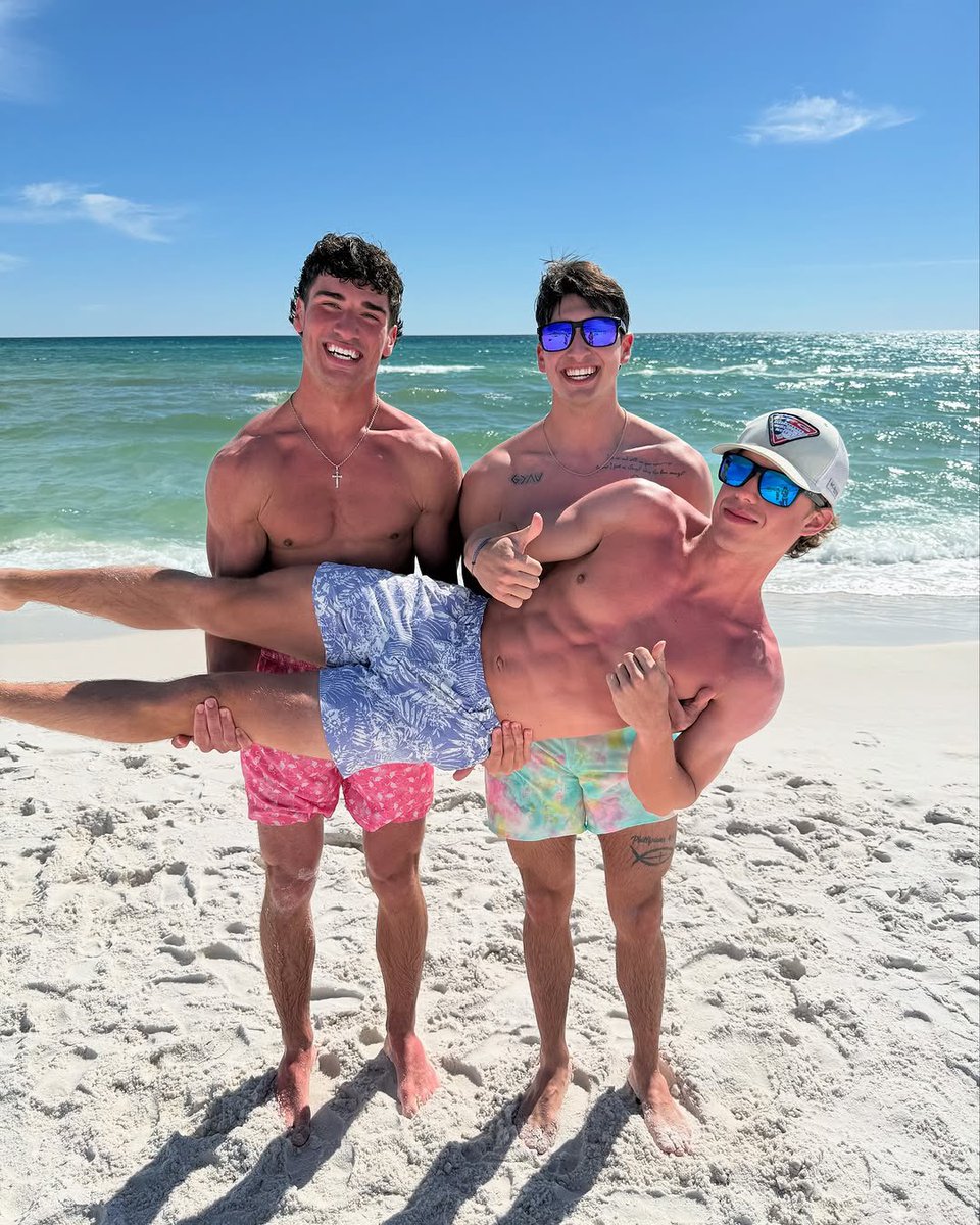 qxvom1's tweet photo. look at these perfect frat studs #ILBAB #MAGA https://t.co/MKjXfDhfCI