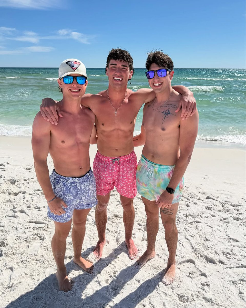 qxvom1's tweet photo. look at these perfect frat studs #ILBAB #MAGA https://t.co/MKjXfDhfCI
