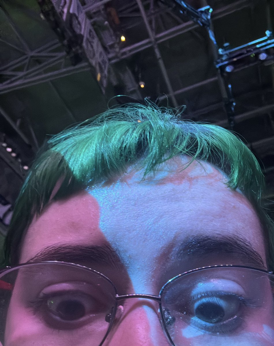 macklinist's tweet image. #funfact at my 127 show someone gave johnny a fucking GREEN WIG and u KNOW my green haired self was losing her MINDDDD 😭😭😭