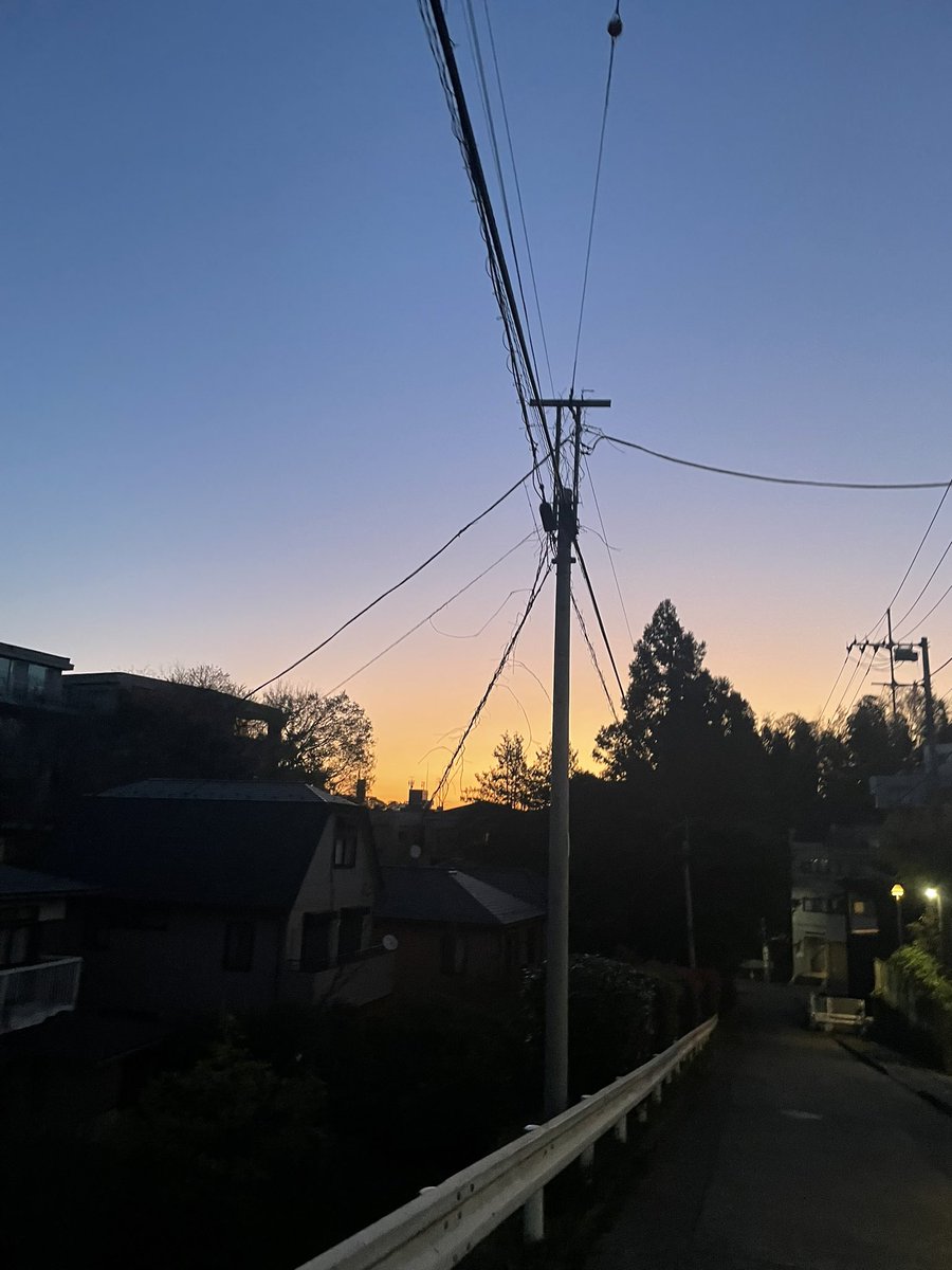 kenjins's tweet photo. おはようございます。本日は見事な朝焼けです。天気は通常。悪くなりがちですが。本日は晴れ🌞。そして今日からワイハです。仕事なので、なんのワクワク感もございません。むしろ重たい何かがのしかかるような感じです。現地の天気は崩れ模様だそうです。昨日。中華で食べオムライスランチ。秀逸。 https://t.co/EXtlHA1kwx